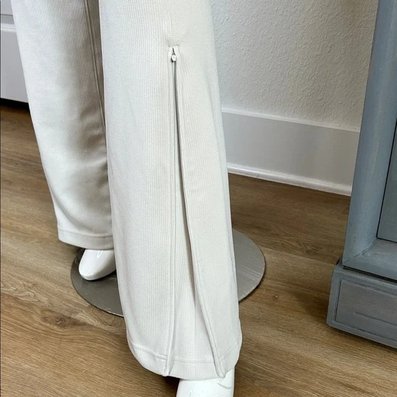 Lululemon Athletica Women’s Cream Stretch Pants - Picture 3 of 11